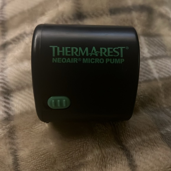 Therm-a-Rest NeoAir Micro Electric Air Pump for Sleeping Pads - Picture 3 of 4